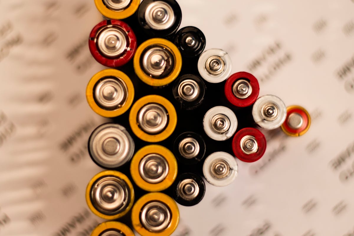 Wie kann ich alte Batterien und Akkus richtig entsorgen
