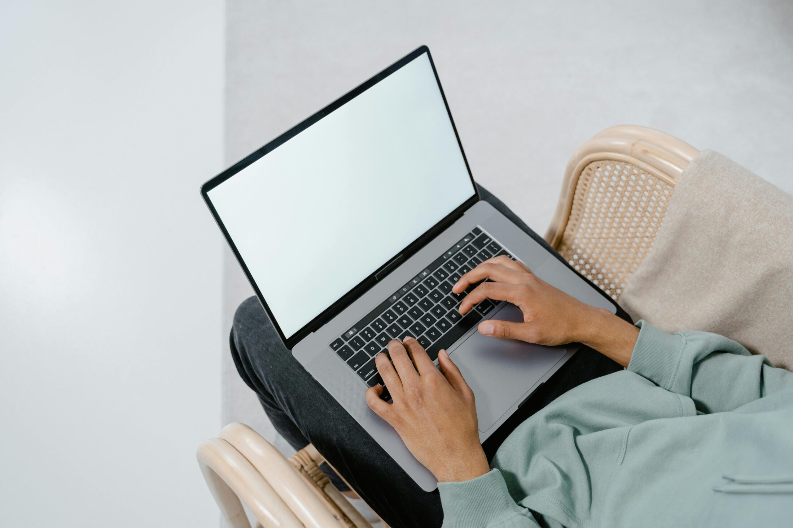 Warum hängt mein Laptop ständig und wie kann ich das beheben?