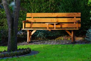 Wie kann ich eine Holzbank im Garten bauen?