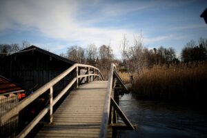 Wie kann ich eine Gartenbrücke selbst bauen?