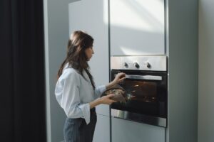 Backofen riecht nach verbranntem Plastik